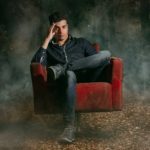 Teatro Brasília Shopping recebe espetáculo do ilusionista Eric Pedroza