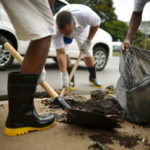 Limpeza de bocas de lobo já retirou 69 toneladas de lixo das ruas