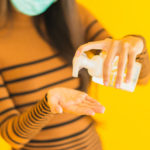 Dermatologista alerta para os perigos do uso do álcool gel falsificado