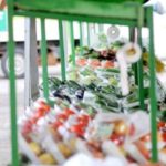 Agricultores criam drive-thru para vender frutas e verduras