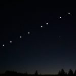 Clique perfeito! Foto mostra satélites Starlink, cometa e meteoro de uma só vez