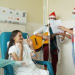 Recuperada da covid-19, idosa comemora recomeço cantando