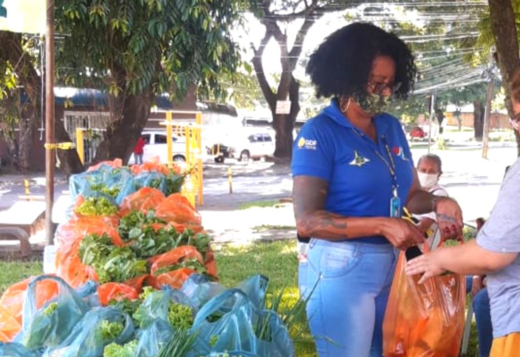 Famílias carentes recebem cestas verdes no Riacho Fundo I