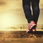 Excesso de peso, sapatos inadequados podem promover os calos nos pés