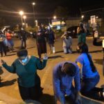 Fiéis oram por pacientes com coronavírus na UPA de Samambaia