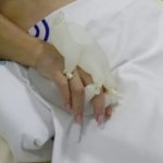 Luvas com água morna dão conforto a pacientes com covid-19