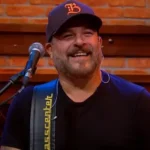 Ainda na UTI, baixista Mingau responde pela primeira vez