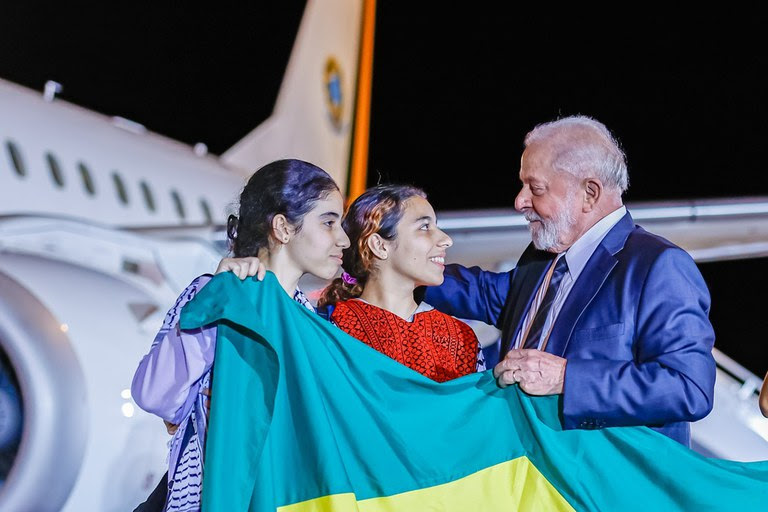 VOLTANDO EM PAZ  –  Presidente recebe 32 repatriados de Gaza na chegada a Brasília: “Coroamento de trabalho sério”