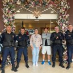 Café da manhã entre empresária e policiais do 21º BPM destaca segurança no comércio local para o fim de ano