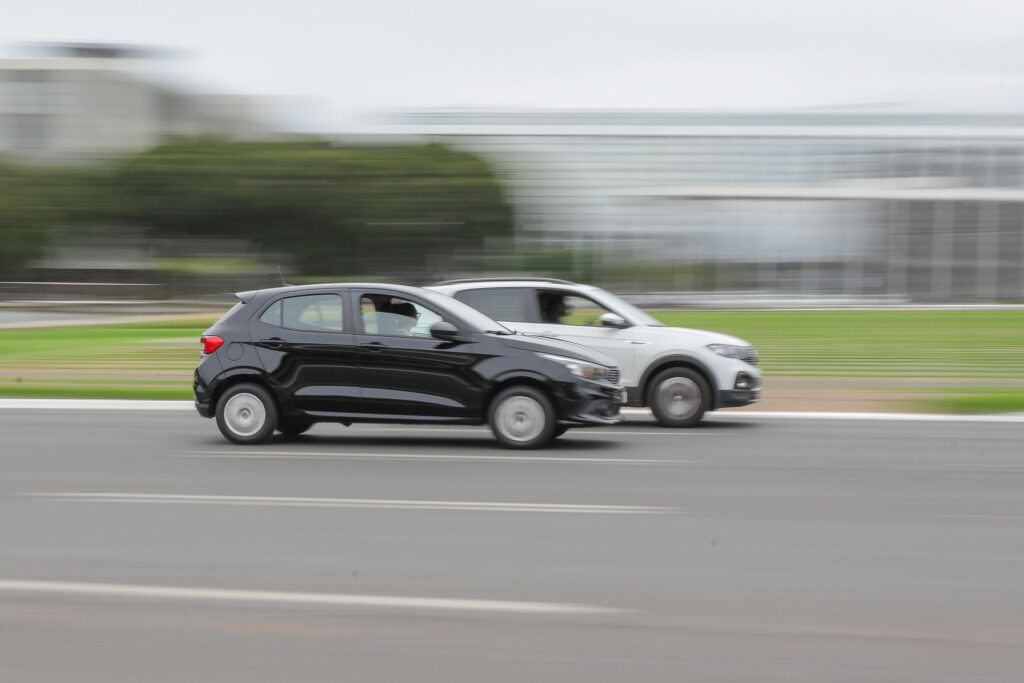 Jogar lixo pela janela do carro prejudica o meio ambiente e pode render multa para os motoristas