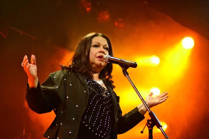 Casa do Cantador recebe Amelinha em noite de forró e tradição nordestina na Feira Cultural de Ceilândia