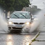 Usar o veículo para jogar água no pedestre gera multa e risco de sinistro