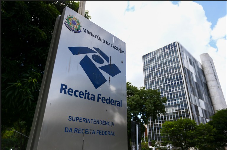 É falso que transações ou movimentações financeiras acima de R$ 5 mil estarão sujeitas à taxação É falso que transações ou movimentações financeiras acima de R$ 5 mil estarão sujeitas à taxação