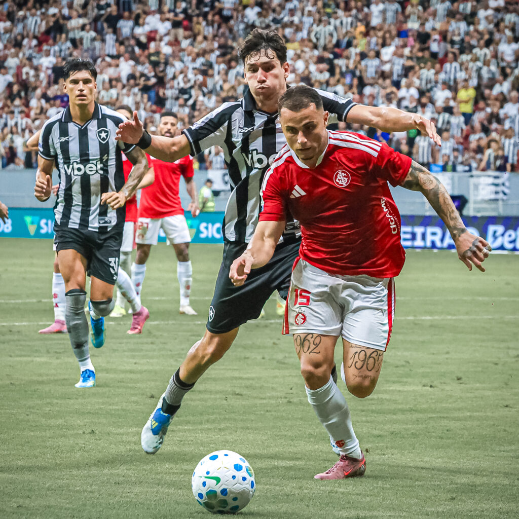 Botafogo empata com o Internacional em 2 a 2 no Mané Garrincha pelo Brasileirão