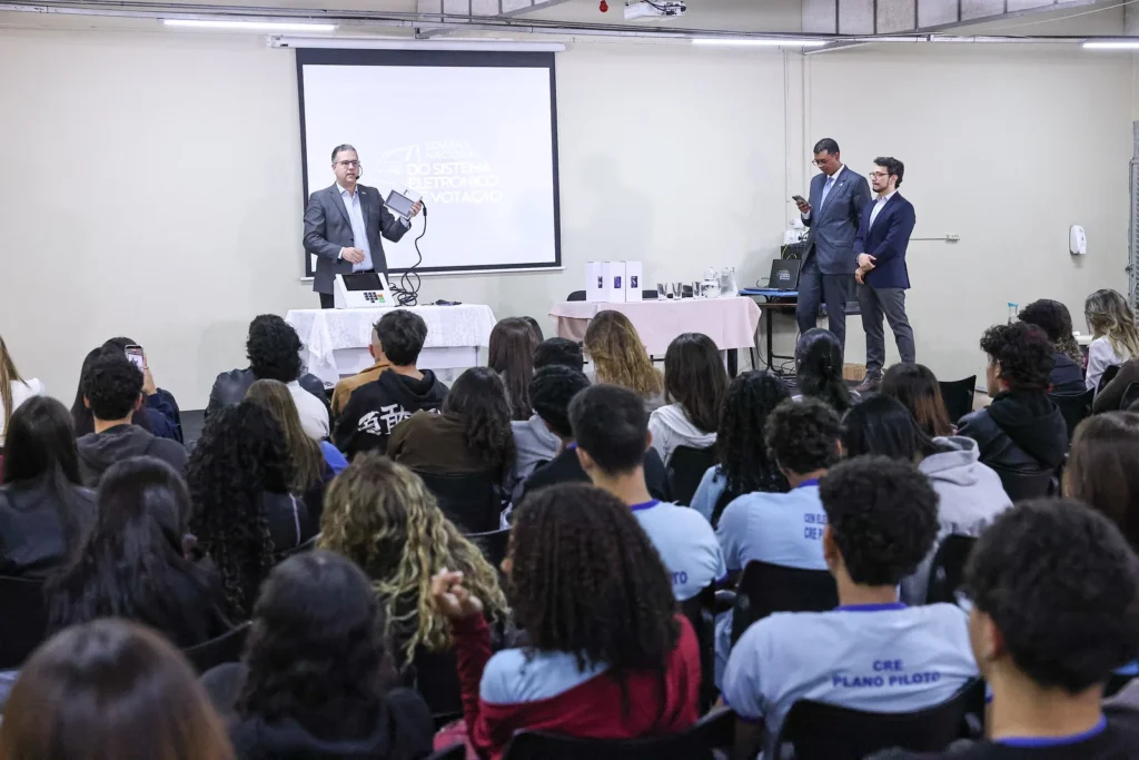 TSE abre urna eletrônica para estudantes do DF e reforça segurança do sistema eleitoral TSE abre urna eletrônica para estudantes do DF e reforça segurança do sistema eleitoral
