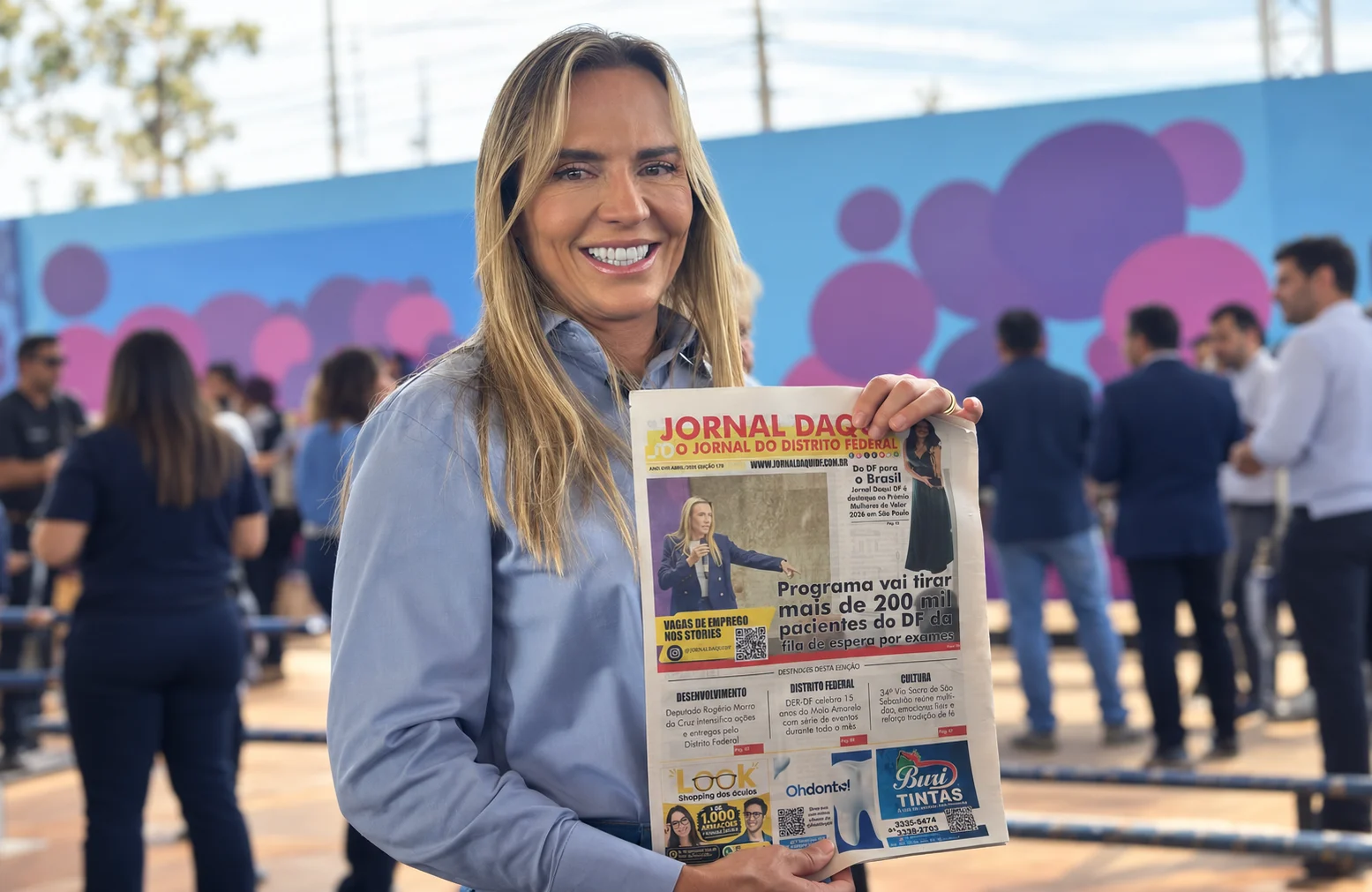 Celina apresenta capa de jornal